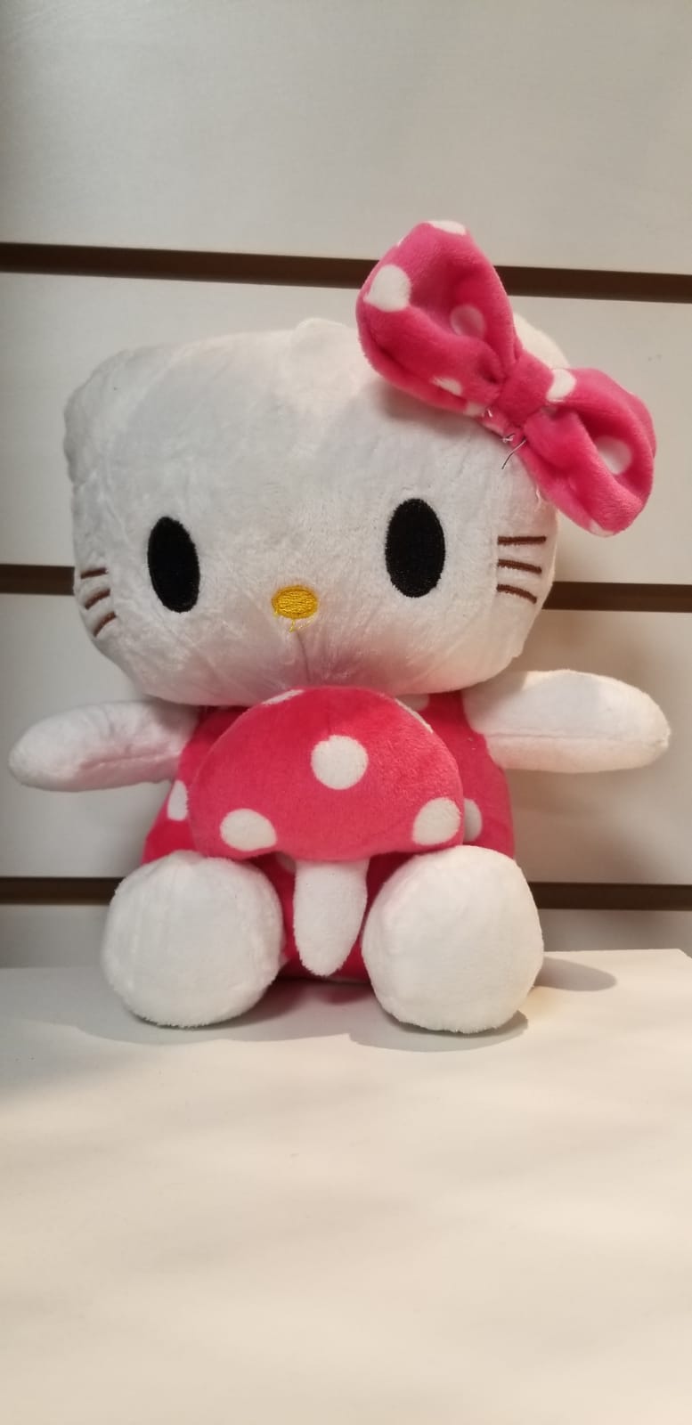 Peluche Hello Kitty 20cm C/ Honguito y moño rosa